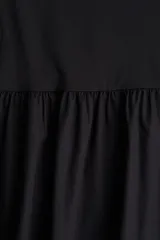 Vestido maxi negro con cuerpo entallado de punto interlock, escote redondo, mangas cortas, costura fruncida en la cintura y falda larga con volumen.