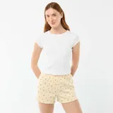 Pantalon corto de pijama amarillo con estampado all-over de cerezas y terminaciones con volados en el ruedo.