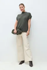 Chaleco de punto con mezcla de cashmere, color gris melange, con cuello alto y mangas cortas estilo sisa.