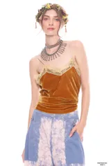 Camisola color ocre de terciopelo con cuello en V y ribete de encaje con pedrería. Tirantes finos ajustables.