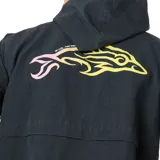 Campera negra con capucha, cierre frontal y logo estampado en el pecho.