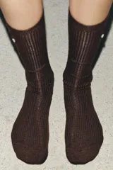 Calcetines de lana en tejido rib color marrón chocolate, con aplicación de joyas y abalorios decorativos en la parte superior.