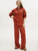 Pantalón de tiro alto y pierna ancha confeccionado en lino, con detalle de franja lateral estilo naval y elástico en la parte trasera de la pretina.