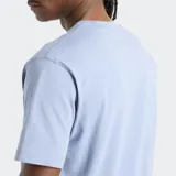 Remera celeste de corte clásico con logo bordado en el pecho.