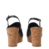 Sandalias de mujer marca Bottero con capellada de cuero negro, diseño de punta abierta y plataforma de corcho. Cuenta con una pulsera fina con hebilla para ajuste en el tobillo.