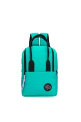 Mochila matera acolchada color turquesa, con asas superiores negras y correas ajustables para los hombros. Cuenta con un compartimento principal con cierre, bolsillos laterales con cierre y un compartimento frontal con cierre y tirador de cuerda rosa. Incluye un parche redondo con el logo de la marca en la parte inferior.