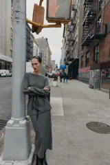 Jersey de punto liso con cuello redondo y manga larga, confeccionado en un tejido de tacto suave.