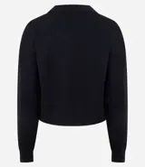 Suéter de punto color negro con escote en V estructurado, mangas largas y puños ajustados. Presenta un corte regular y tejido de tacto suave.