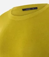 Suéter de punto ajustado con cuello redondo y manga larga. Presenta detalle de botones metalizados en los puños.