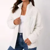 Campera de corderito color blanco, con cuello alto, cierre frontal completo y un bolsillo en el pecho con cierre.