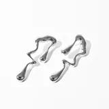 Par de aros colgantes plateados con forma abstracta irregular.