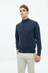 Buzo azul marino de tejido de punto con cuello alto y medio cierre con cremallera.