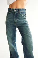 Jean negro de corte recto con recortes laterales, roturas en bolsillos, pespuntes a contratono y zigzag característico de la marca BG.