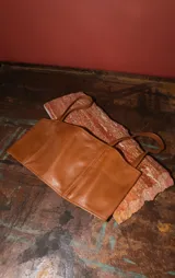 Top corto estilo corset o bandeau, color dorado metálico, con tirantes anchos ajustables.