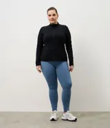 Campera deportiva Get Over de microfibra, con cuello alto, mangas largas, cierre frontal con cremallera y bolsillos laterales funcionales. Presenta un diseño ajustado con costuras verticales que realzan la silueta.