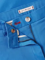 Pantalón chino Tommy Hilfiger para mujer, color celeste, de corte recto, con trabillas para cinturón, bolsillos laterales y cierre frontal con botón y cremallera.