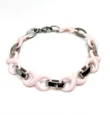 Pulsera de acero plateado con eslabones de cerámica rosada y cierre de mosquetón.