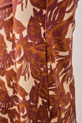 Jean wide leg de tiro medio, con estampado botánico en tonos terracota y beige, confeccionado en denim de algodón con elastano.