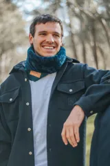 Cuello de corderito sintético color azul petróleo con base de cuero y etiqueta de la marca Sierra Mora.