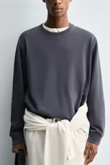 Sudadera de corte regular fit confeccionada en algodón con efecto lavado. Presenta cuello redondo, manga larga y terminaciones en rib.