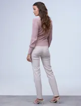 Buzo tejido Philosophy color beige, con cuello redondo y mangas largas abullonadas. Presenta detalles pointelle en la parte delantera y en las mangas.