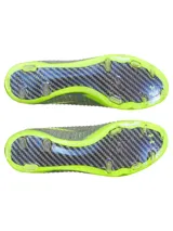 Championes de fútbol Under Armour Shadow Elite 3 FG, diseñados para terreno firme. Presentan una parte superior de tejido IntelliKnit en color gris con detalles en verde neón, logotipo de la marca en negro y suela de fibra de carbono con tapones transparentes.