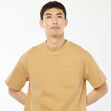 Camiseta color beige de manga corta y cuello redondo, con bolsillo en el pecho.