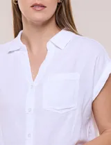 Camisa de lino azul a rayas blancas, sin mangas, con cuello camisero, escote en V y botones frontales.