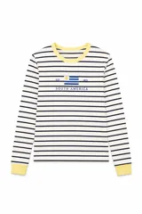 Remera de manga larga a rayas horizontales blancas y azul marino, con cuello redondo y puños en color amarillo. Presenta un bordado central con la bandera de Uruguay y el texto 'EST 1825 SOUTH AMERICA'.