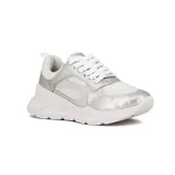 Championes Vizzano blancos con detalles plateados, acordonados y con suela chunky.