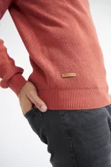 Sweater azul marino de tejido de punto con cuello redondo y mangas largas.