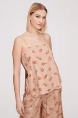 Blusa de viscosa con breteles finos, diseño holgado y estampado veraniego con motivos marinos y frutales.