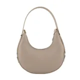 Cartera tipo hobo de diseño semicircular, color beige, con textura granulada. Presenta un detalle de labios grabado en la parte superior central y el logo de la marca en la parte inferior. Cuenta con un asa fija para llevar al hombro y cierre superior.