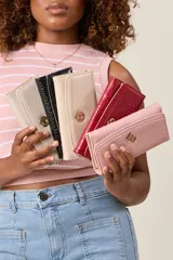 Billetera con textura croco y logo metálico al frente.