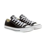 Championes urbanos Converse Chuck Taylor All Star de caña baja, color negro con detalles en blanco, confeccionados en lona, con suela de goma y logo de la marca en la lengüeta y el talón.