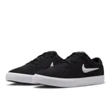 Championes Nike SB Chron 2 de estilo urbano, color negro con el logo de la marca en blanco en el lateral. Confeccionados en gamuza y lona, cuentan con una suela vulcanizada blanca que aporta flexibilidad y durabilidad.