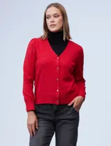 Cardigan rojo tejido en hilado fino, con escote en V y abertura central con botones metálicos.