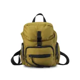 Mochila de nylon color bordó con tapa y broche metálico. Tiene apertura superior con broche, bolsillos internos, bolsillo con cierre metálico al frente y laterales. Incluye asas rígidas de mano y correas regulables para colgar en la espalda.
