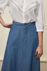 Falda larga de denim azul, con tiro alto y silueta amplia de corte midi y caída fluida.