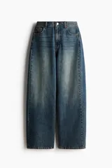 Jean de cinco bolsillos en denim de algodón, de cintura estándar, diseño curvo y corte holgado con efecto desgastado.