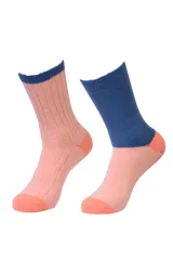 Pack de dos pares de medias de caña media, confeccionadas en tejido de punto acanalado. Un par presenta un diseño bicolor en tonos rosado y azul, mientras que el otro par combina bloques de color azul, rosado y naranja.