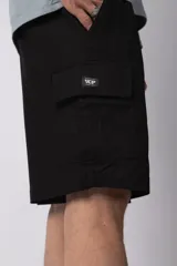 Bermuda cargo de lino y rayón color blanco, con bolsillos laterales tipo cargo, cintura elástica con cordón ajustable y calce relajado.