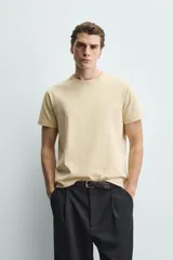 Camiseta de corte regular, cuello redondo y manga corta, confeccionada en tejido de peso medio.