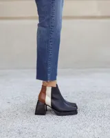 Botinetas de cuero con diseño tricolor en negro, marrón con textura croco y blanco. Presentan taco cuadrado, plataforma y cierre lateral.