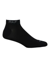 Medias cortas de algodón color negro con logo de la marca RKF tejido en el puño y en la puntera.
