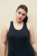 Musculosa deportiva de calce relajado con espalda estilo racerback, confeccionada en tejido liviano y de secado rápido.