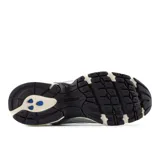 Championes New Balance 530 unisex, color blanco con detalles en plateado y verde agua.