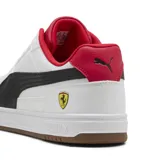 Championes Puma modelo Caven III en colaboración con Ferrari. Diseño de corte bajo en color blanco con detalles en negro y rojo, logo de Ferrari en el lateral y suela de goma color caramelo.