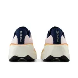 Championes de running New Balance Fresh Foam More V5 para mujer, color rosa claro con detalles en naranja y azul marino.