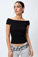 Top tejido de punto acanalado color blanco, con escote bardot que deja los hombros al descubierto.